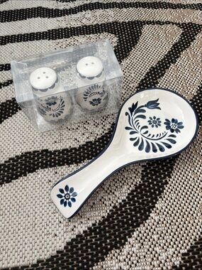 🆕Market Square Blue Toile Flowers Salt & Pepper Shakers And Spoon Rest